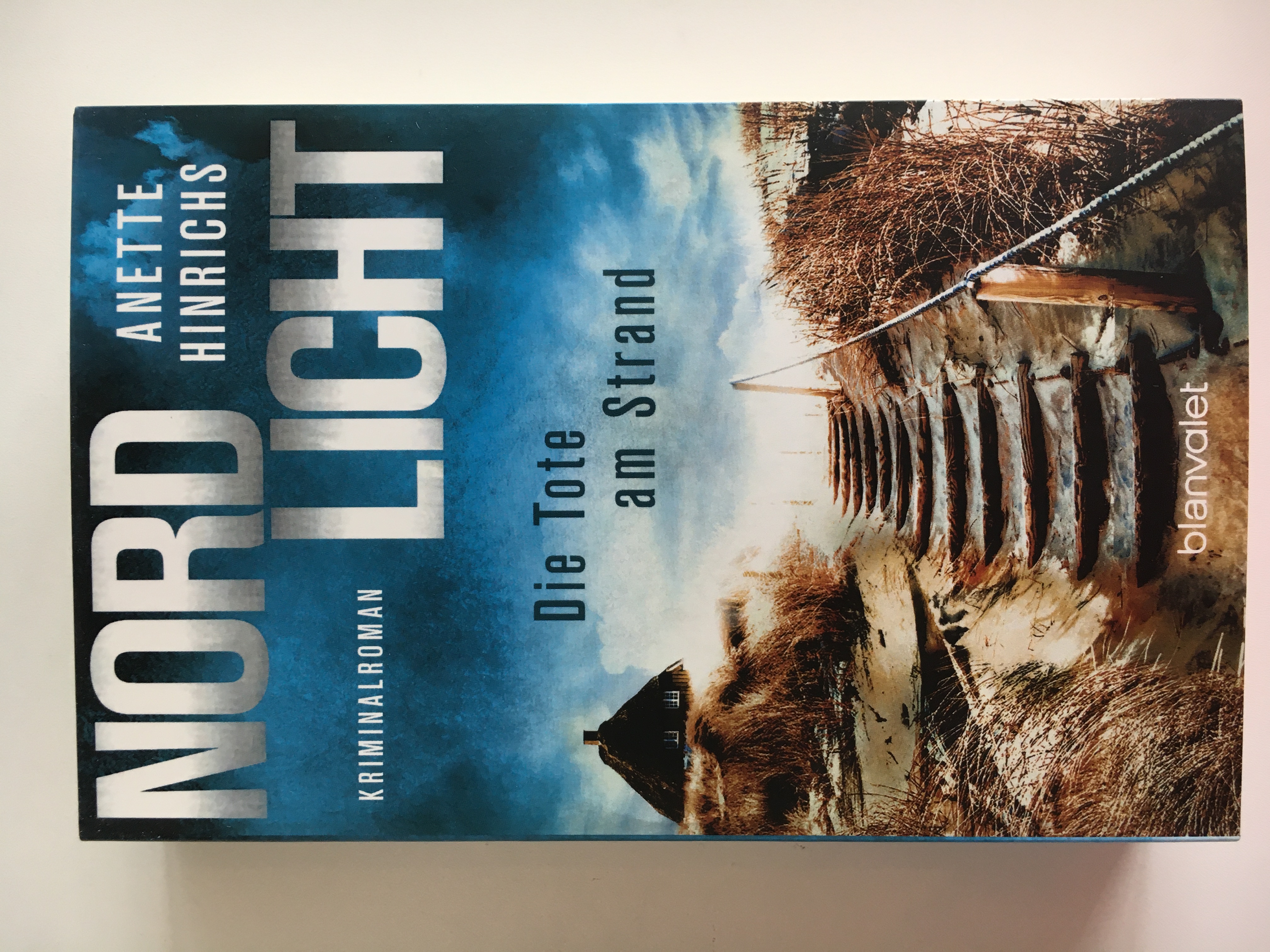 Anette Hinrichs - Reihe NORDLICHT - Die Tote am Strand - Band 1