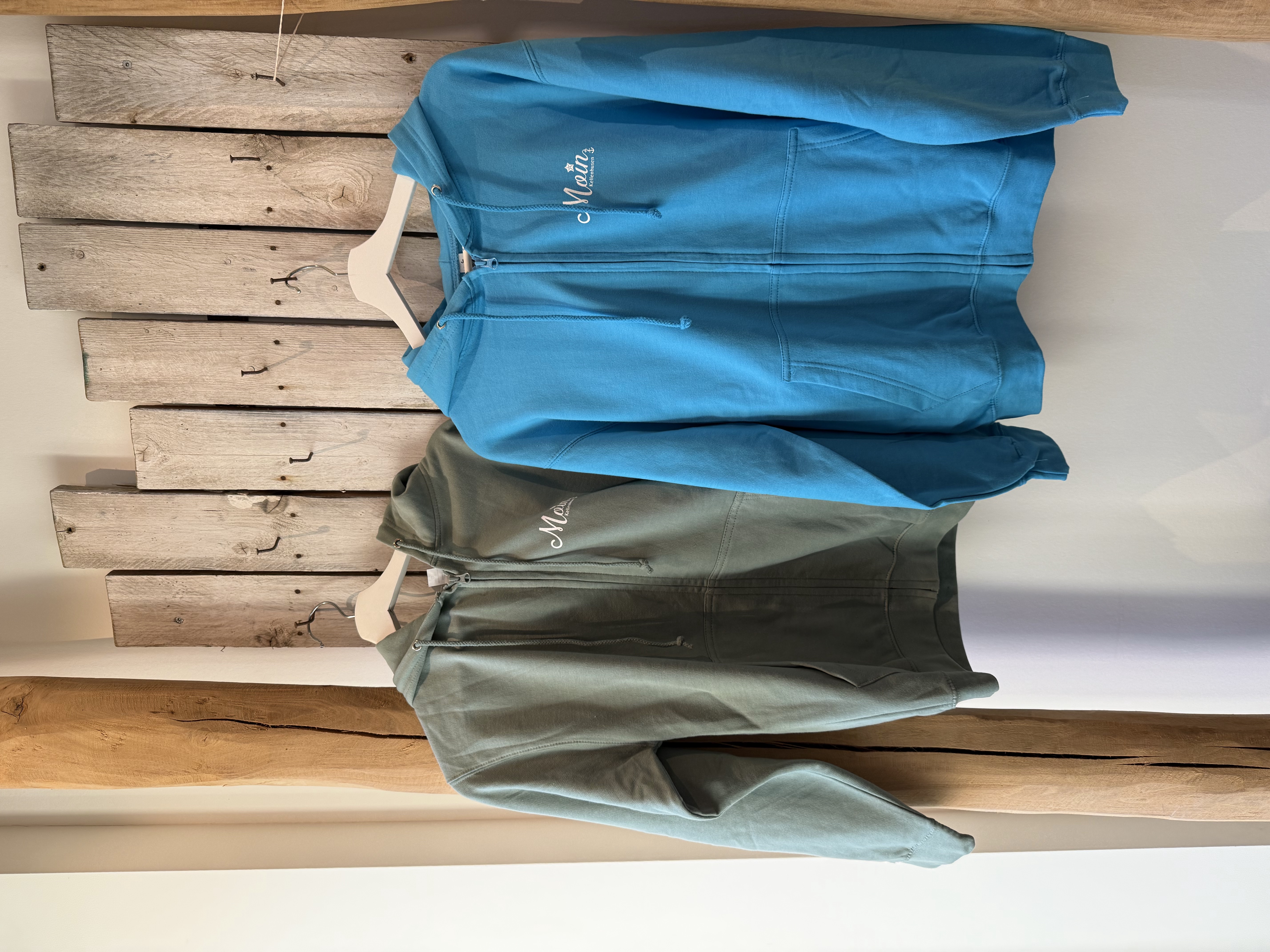 Sweatjacke unisex "Moin" leuchtend Blau