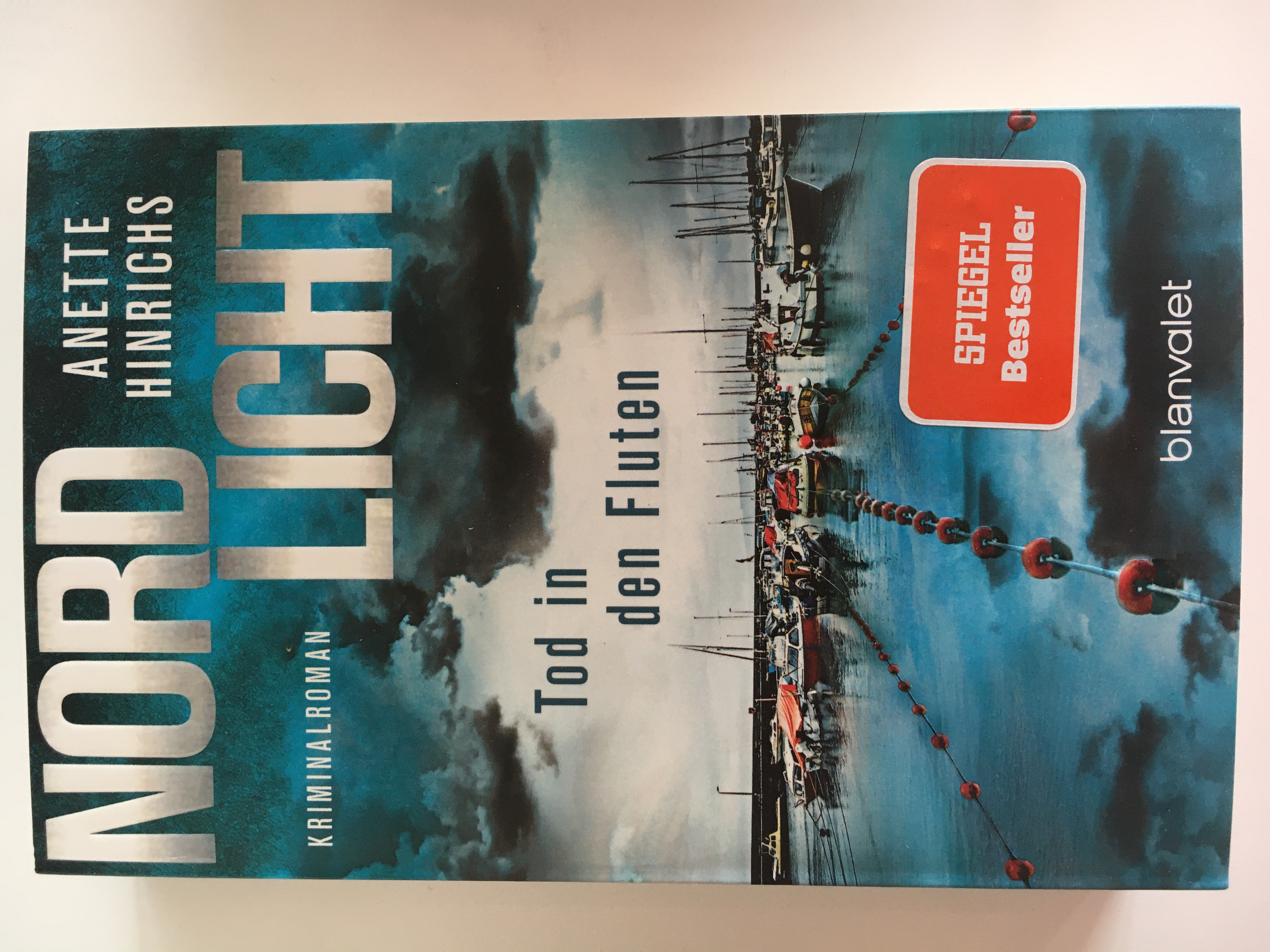 Anette Hinrichs - Reihe NORDLICHT - Tod in den Fluten - Band 5